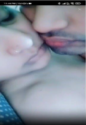 Vadhina lips ni boobs lani kiss chese video